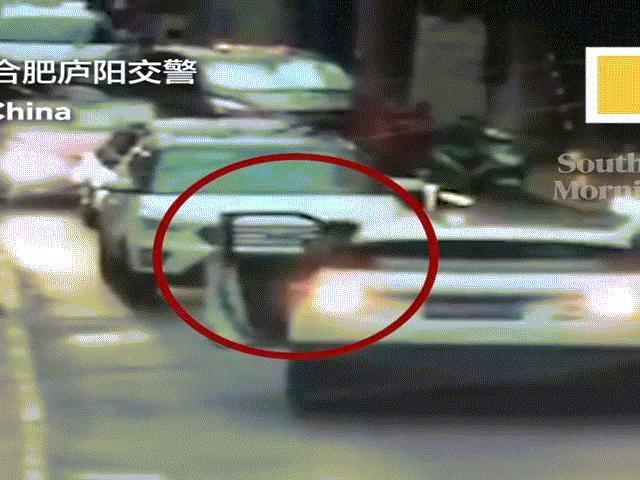 Media - Vội chui ra khỏi ô tô vì cuống, người phụ nữ bị chính xe của mình cán lên người