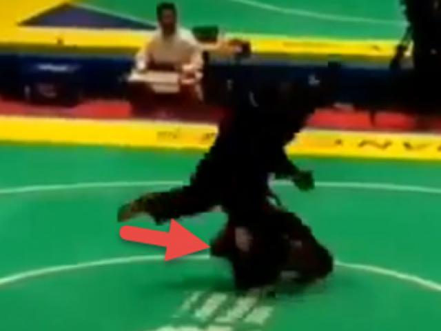 Thể thao - "Gã đồ tể" gây sốc ASIAD: Đánh nguội công khai, đối thủ đau quằn quại