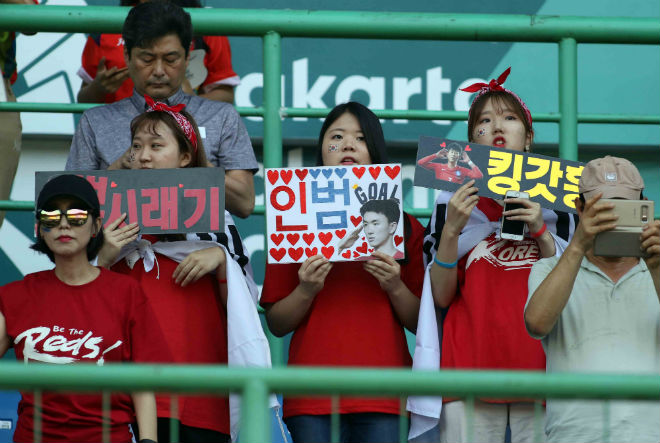 U23 Hàn Quốc thắng nghẹt thở: Fan nữ xinh cuồng nhiệt vì Son Heung Min - 1