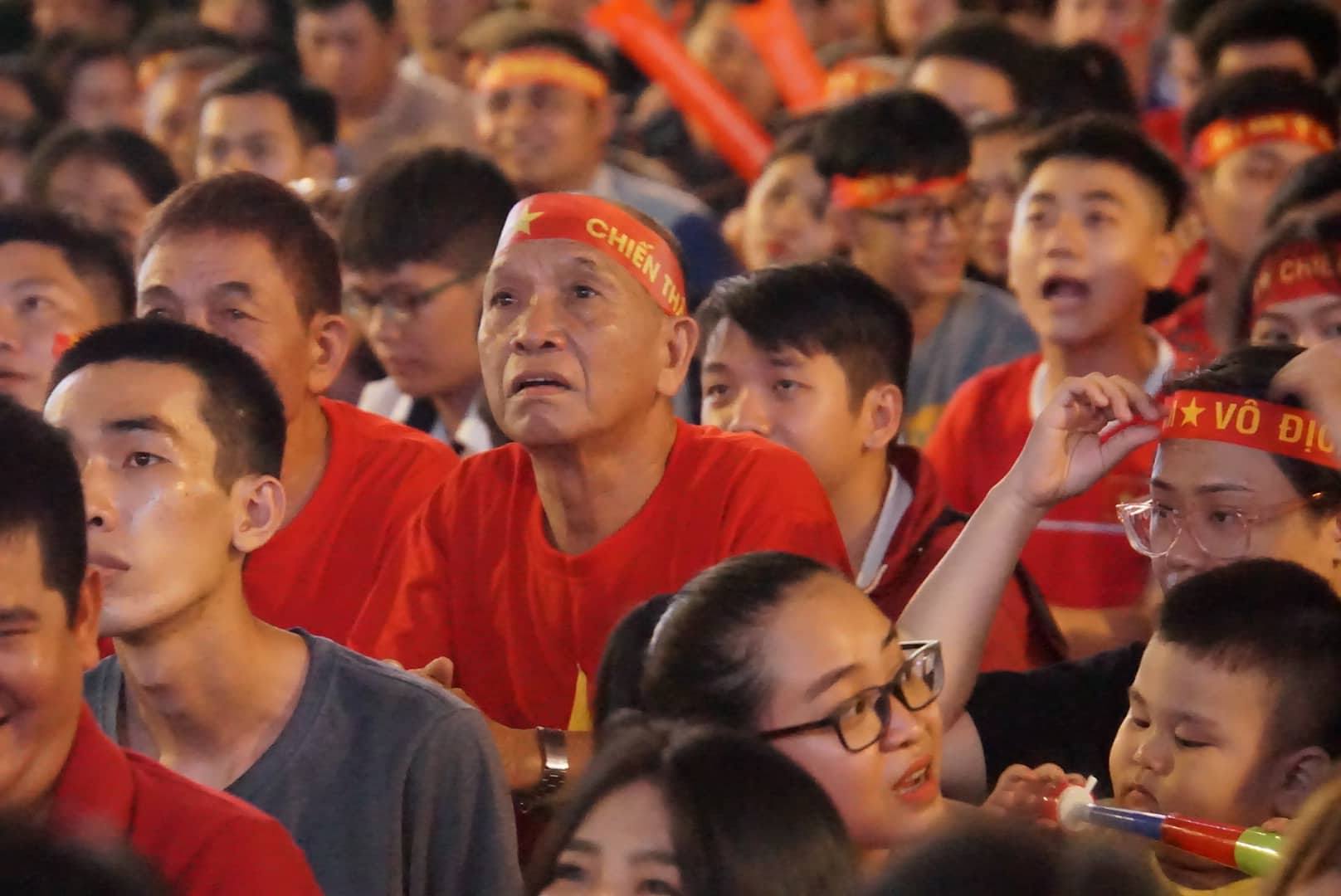 Sau vỡ òa hạnh phúc, người hâm mộ U23 Việt Nam có hành động bất ngờ trên phố đi bộ - 4