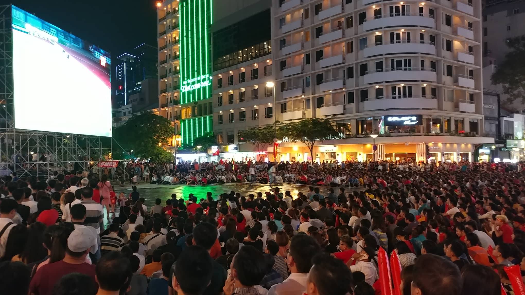Sau vỡ òa hạnh phúc, người hâm mộ U23 Việt Nam có hành động bất ngờ trên phố đi bộ - 3