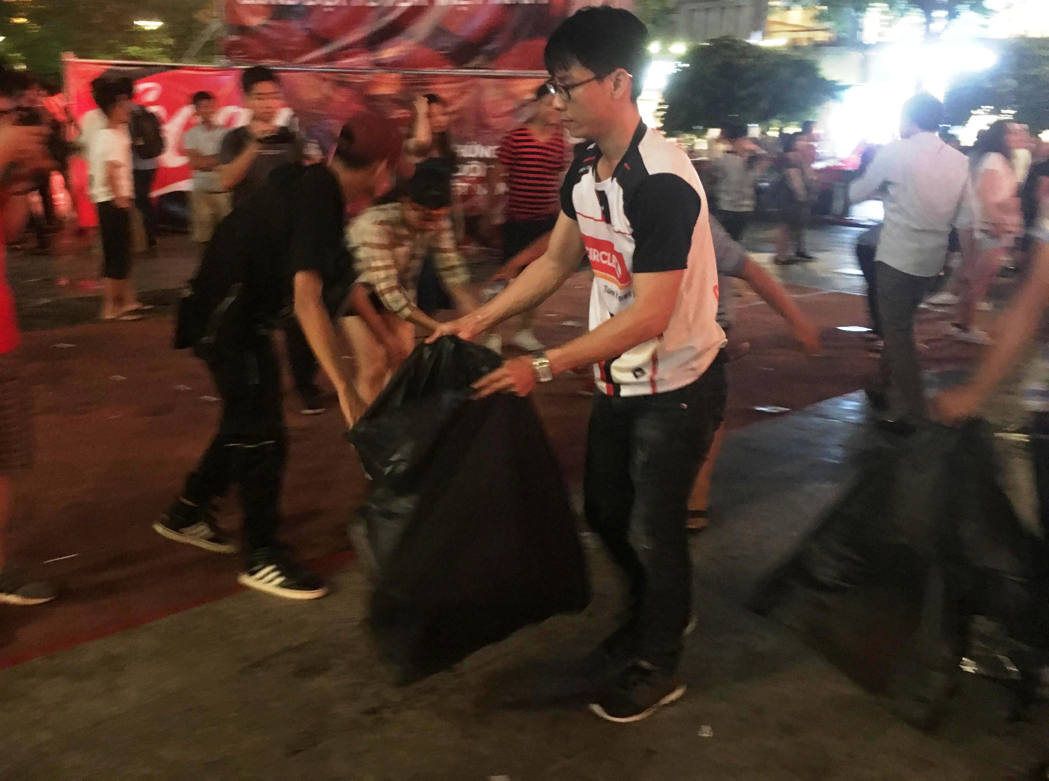 Sau vỡ òa hạnh phúc, người hâm mộ U23 Việt Nam có hành động bất ngờ trên phố đi bộ - 7
