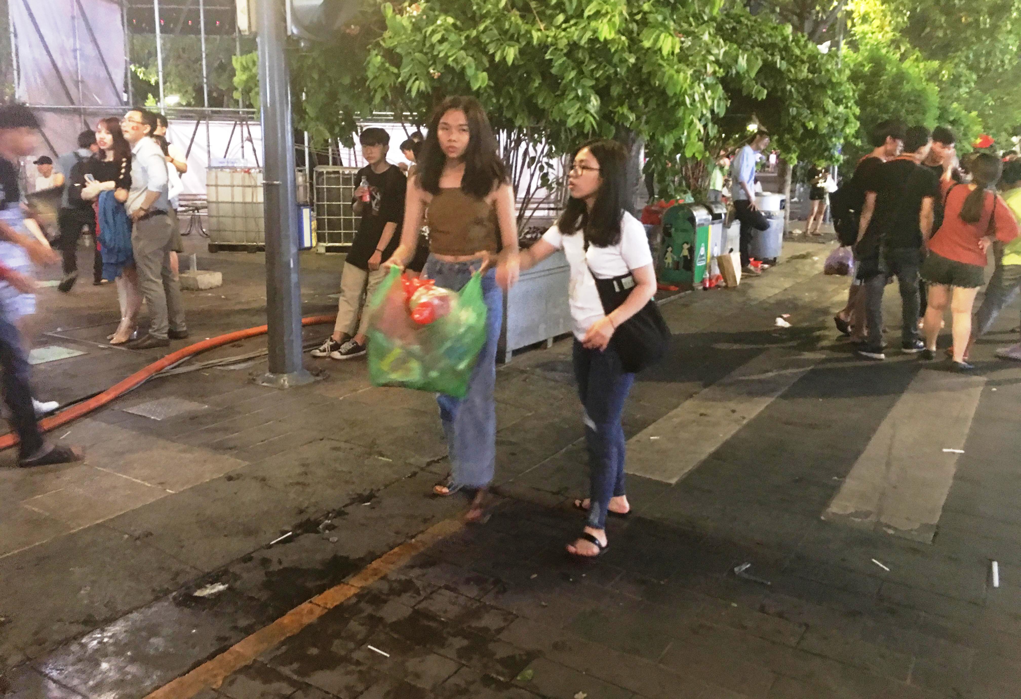 Sau vỡ òa hạnh phúc, người hâm mộ U23 Việt Nam có hành động bất ngờ trên phố đi bộ - 9