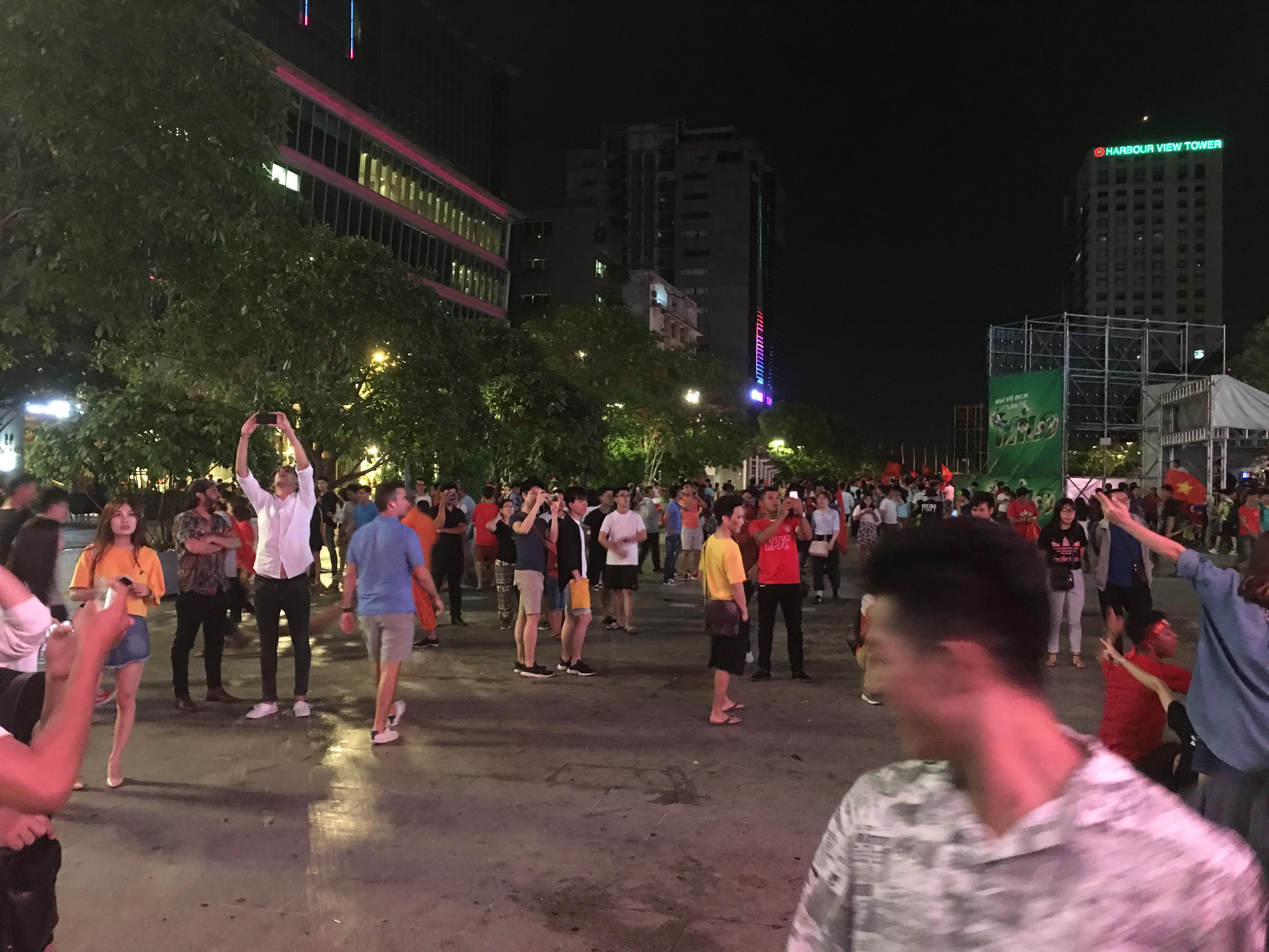 Sau vỡ òa hạnh phúc, người hâm mộ U23 Việt Nam có hành động bất ngờ trên phố đi bộ - 11