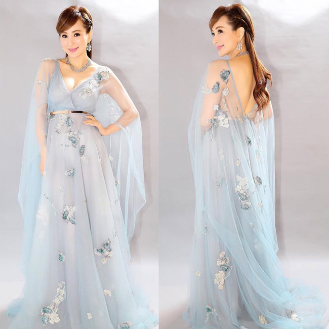 Cô được báo chí gọi là người đàn bà không tuổi.