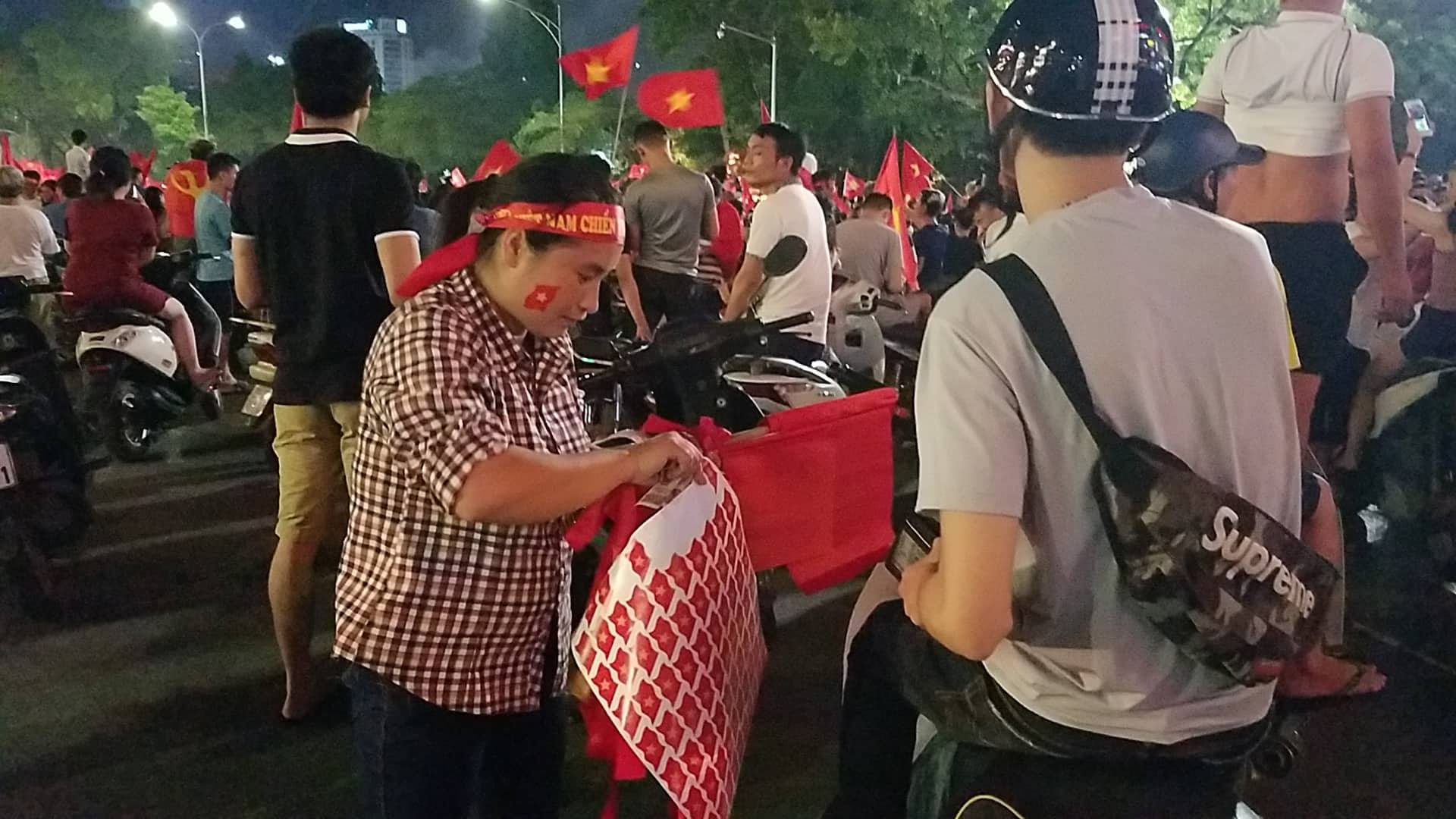 U23 Việt Nam vào bán kết ASIAD, người dân kiếm tiền triệu sau vài chục phút bán cờ - 3
