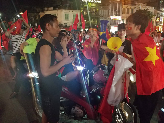 U23 Việt Nam vào bán kết ASIAD, người dân kiếm tiền triệu sau vài chục phút bán cờ - 5