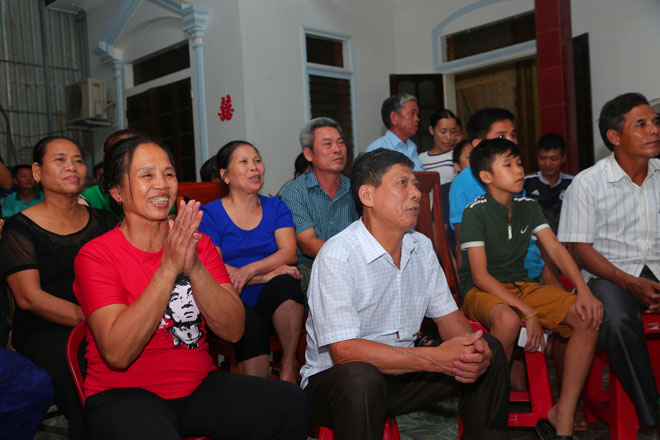 Mẹ trung vệ Bùi Tiến Dũng: &#34;Tôi suýt ngất đi vì sung sướng&#34; - 3