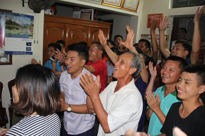 Mẹ trung vệ Bùi Tiến Dũng: &#34;Tôi suýt ngất đi vì sung sướng&#34; - 1