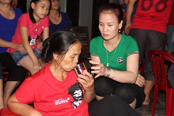 Mẹ trung vệ Bùi Tiến Dũng: &#34;Tôi suýt ngất đi vì sung sướng&#34; - 2