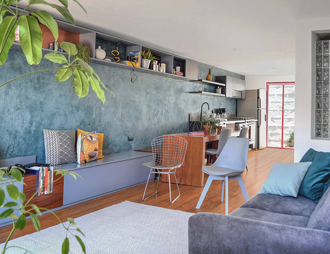 Phòng khách màu xanh nhạt đang là xu hướng được nhiều người yêu thích bởi sự nhã nhặn của sắc màu này mang đến vẻ thoáng rộng cho căn phòng.