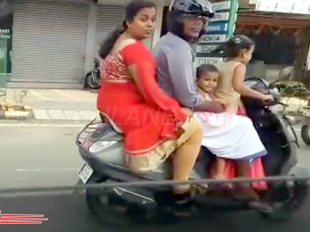SỐC: Bé gái 5 tuổi ”đứng” lái xe máy chở đại gia đình phóng vun vút