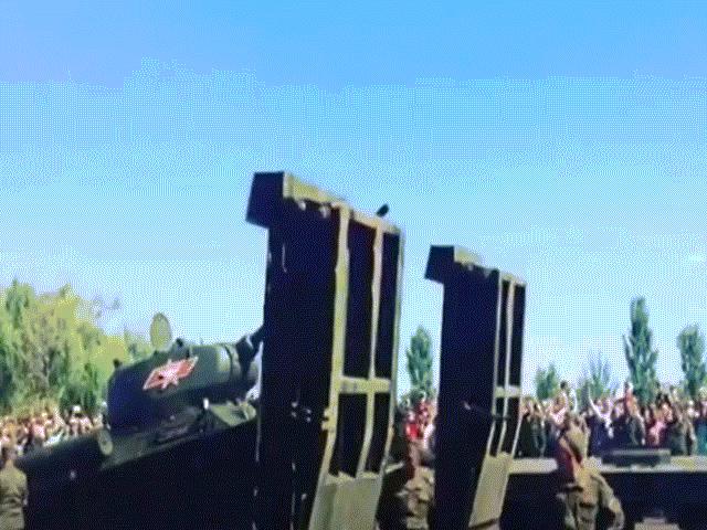 Video - Pha xử lý lúng túng của xe tăng khiến người xem giật mình