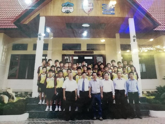 Văn Toàn: Từ cậu bé nhặt bóng cho bố đến người làm nên lịch sử - 3