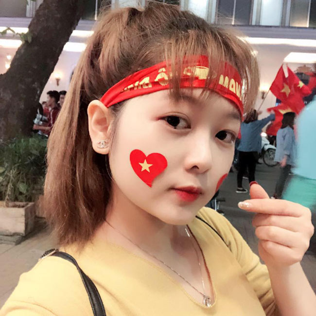 Hình ảnh cô nàng mặc áo cờ đỏ sao vàng, phấn khích cổ vũ tại sân vận động Mỹ Đình được một “tay máy” vô tình chụp lại và đăng tải trên Fanpage chuyên chia sẻ ảnh gái xinh châu Á, thu hút sự chú ý của dân mạng.