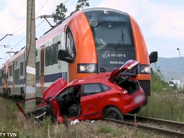 Thế giới - Ba Lan: Học sinh lái xe vào đường ray, thầy dạy lái nhảy ra và cái kết