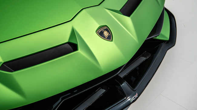Chìa khoá &#34;thành công&#34; của Lamborghini Aventador SVJ đến từ&nbsp;hệ thống khí động học ALA 2.0 (Aerodinamica Lamborghini Attiva) và hệ thống đánh lái 4 bánh được phát triển từ chiếc Huracan Performante. Nắp capo được thiết kế hai rảnh khí động học giúp tăng lực ép xuống mặt đường khi chạy ở tốc độ cao
