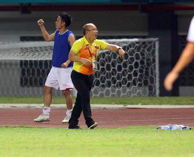 U23 Việt Nam: Park Hang Seo bật tung cảm xúc, chỉ đạo như Sir Alex - 3