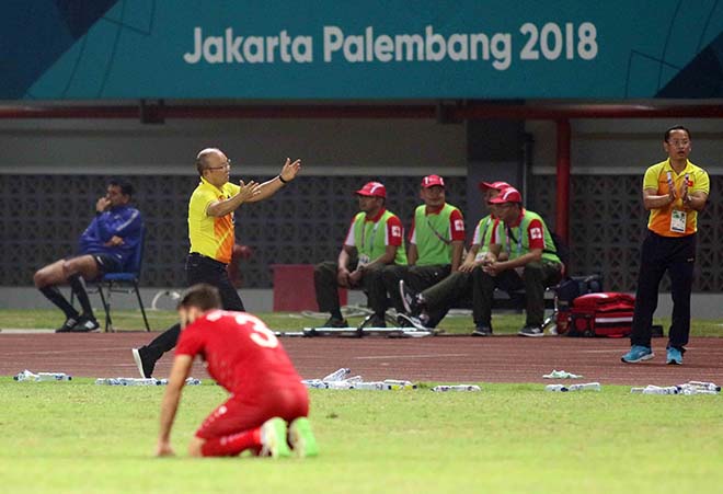 U23 Việt Nam: Park Hang Seo bật tung cảm xúc, chỉ đạo như Sir Alex - 4