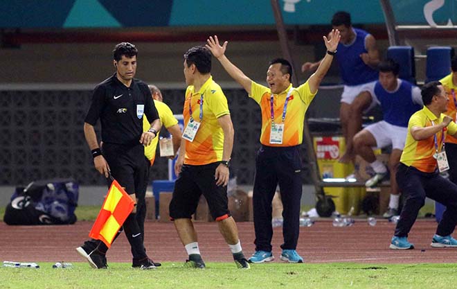 U23 Việt Nam: Park Hang Seo bật tung cảm xúc, chỉ đạo như Sir Alex - 8