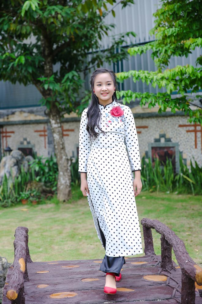 Á hậu nhí Nguyễn Khánh Linh xinh như thiếu nữ dự sự kiện trao học bổng Vừ A Dính - 3