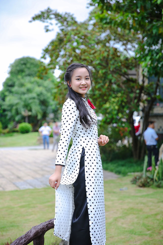 Á hậu nhí Nguyễn Khánh Linh xinh như thiếu nữ dự sự kiện trao học bổng Vừ A Dính - 5