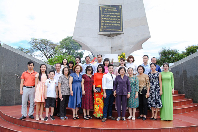 Á hậu nhí Nguyễn Khánh Linh xinh như thiếu nữ dự sự kiện trao học bổng Vừ A Dính - 7