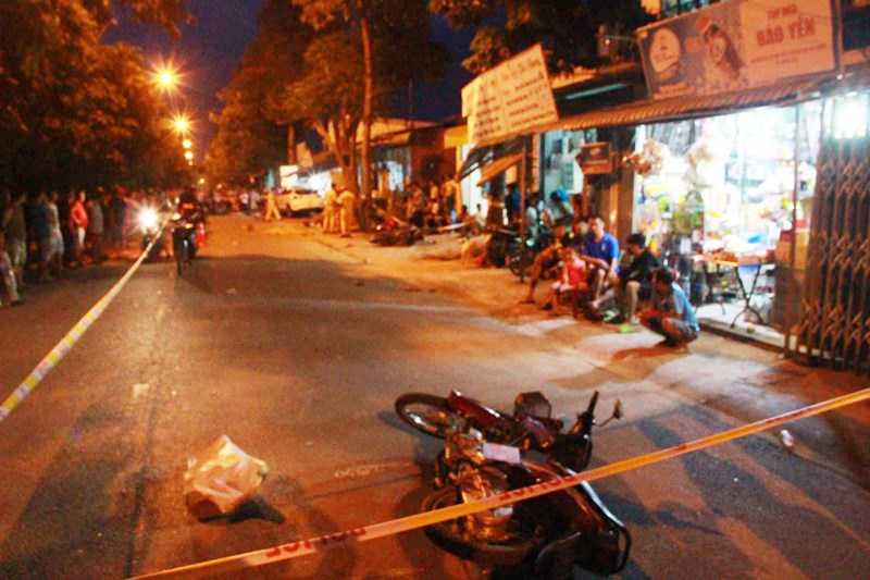 Ô tô lao vỉa hè gây tai nạn kinh hoàng, 6 người thương vong - 2