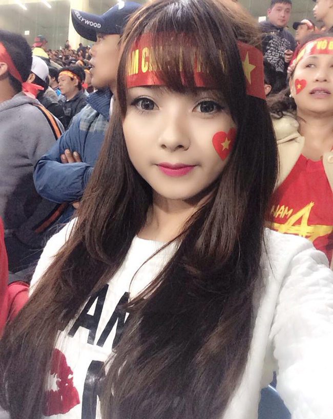 Ngô Lệ Quyên còn được gọi với cái bên Quyên Zenda hay Quyên Bé, là một hot girl được nhiều cộng đồng mạng quan tâm. Năm 2014, Quyên bỗng trở thành nhân vật được nhiều cộng đồng mạng săn lùng khi xuất hiện trong một cảnh quay của trận bóng đá giữa Việt Nam và Malaysia.