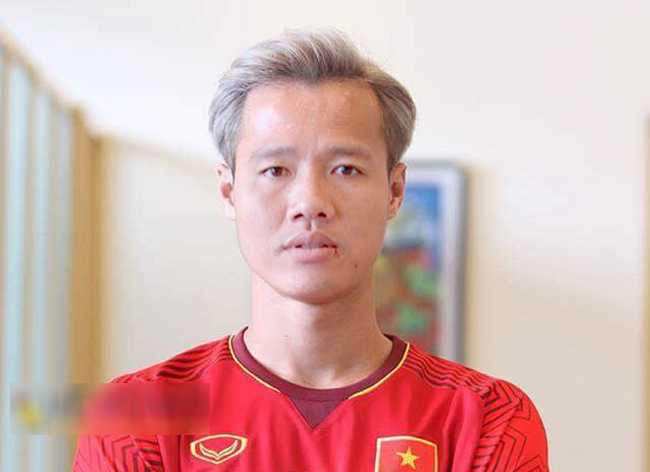 Tiền đạo Anh Đức như một người khác.