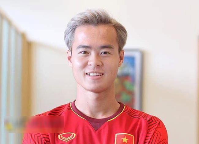 Trung Vệ Đỗ Duy Mạnh đẹp trai hơn với mái tóc bạch kim.