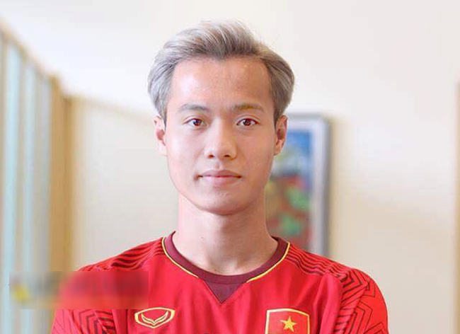 Phan Văn Đức có vẻ khá hợp với mái tóc bạch kim.
