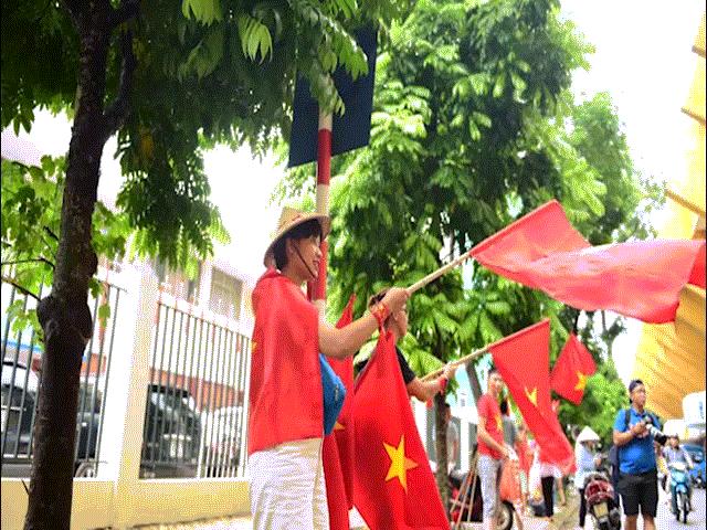 CĐV nhuộm đỏ phố phường, háo hức chờ U23 Việt Nam tạo cơn ”địa chấn”