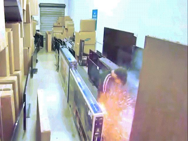 Phi thường - kỳ quặc - Kinh hãi thuốc lá điện tử trong túi nổ rách tung quần khách hàng