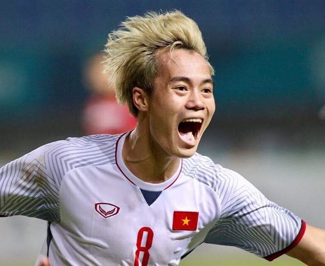 Ở thời điểm hiện tại, Văn Toàn chính là người có mái tóc &#34;chất&#34; nhất U23 Việt Nam với màu nhuộm bạch kim.&nbsp;