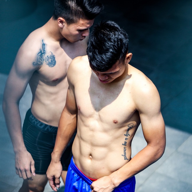Tiếp đó là hình xăm trên bả vai của Quang Hải và hình xăm mạn sườn của Xuân Mạnh.&nbsp;