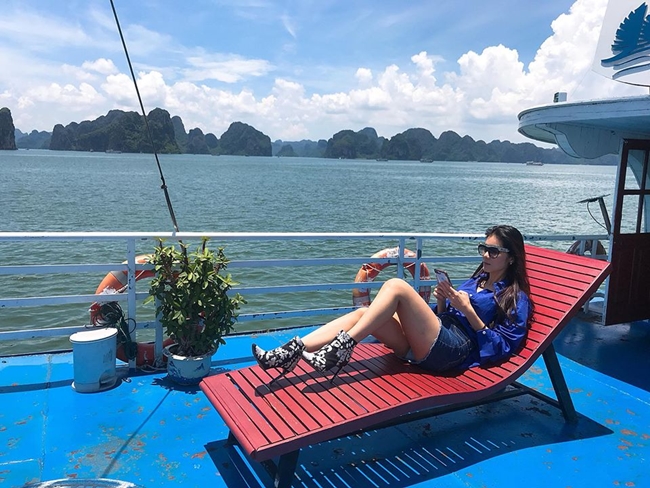 Nhờ chuyến đi tới Việt Nam, nhiều người hâm mộ biết tới cô hơn.