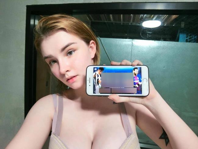 &#34;Nữ thần tắm suối&#34; Jessie Vard là người đầu tiên bị cảnh sát triệu tập vì tội quảng cáo cá độ bóng đá - đây là hoạt động bất hợp pháp ở Thái Lan.