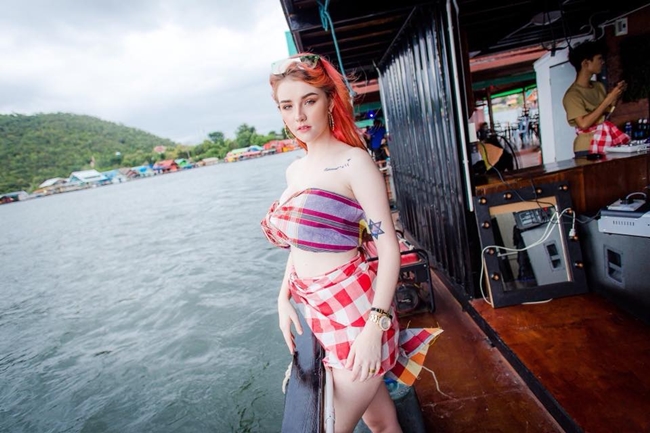 Trước đó, người mẫu lai cũng hứa hẹn sẽ tiết chế hình ảnh sexy của bản thân. Dường như cô đang giữ đúng lời hứa với người hâm mộ.