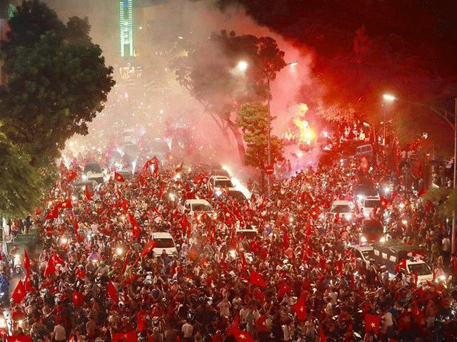 Tin tức trong ngày - Ngàn CĐV vẫn hò hét, dầm mưa "đi bão" dù U23 Việt Nam dừng bước ở bán kết