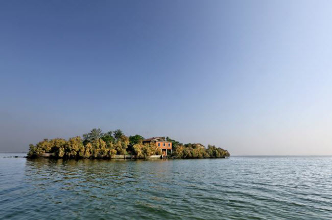 Hòn đảo này ở giữa hồ Venice, từng là một trạm liên lạc hải quân. Sau đó, nó trở thành tài sản tư nhân và hiện trong tình trạng bỏ hoang.