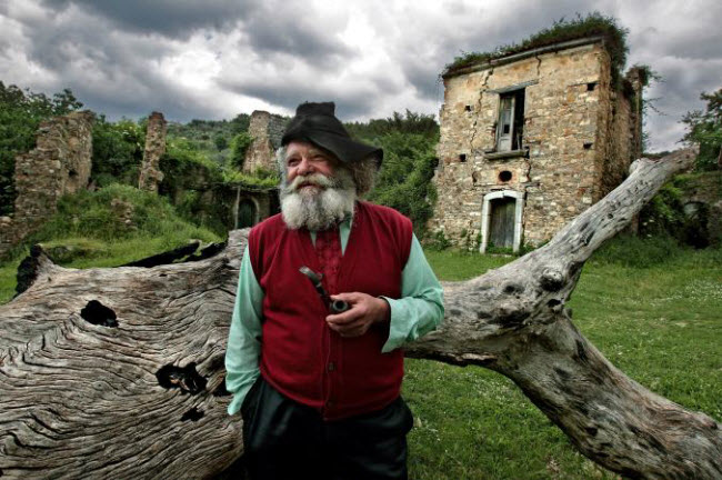 Ông Giuseppe Spagnuolo là cư dân cuối cùng của thị trấn Roscigno Vecchia ở miền nam Italia. Phần lớn mọi người rời đi nơi khác vì lở đất nguy hiểm thường xuyên xảy ra ở đây.