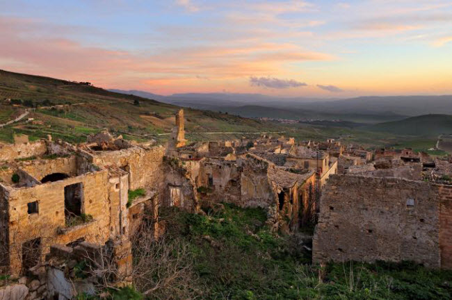 Thị trấn “ma” Poggioreale không có người sinh sống, sau một loạt trận động đất xảy ra vào những năm 1960.