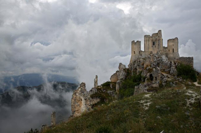 Pháo đài trên ngọn đồi ở Rocca Calascio bị phá hủy bởi động đất vào năm 1703.