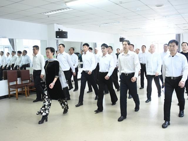 Xu hướng thời trang - Nam giới trung niên Trung Quốc học làm người mẫu