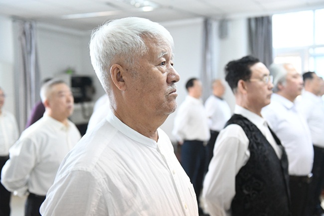 Nam giới trung niên Trung Quốc học làm người mẫu - 3