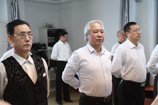 Nam giới trung niên Trung Quốc học làm người mẫu - 2