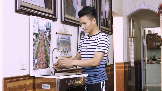 Ở bên đồng đội, anh chàng có những khoảnh khắc nhắng nhít...