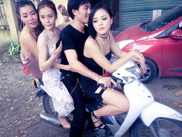 Phim - Dàn gái làng chơi "Quỳnh búp bê" gây sốt với bộ ảnh hậu trường bá đạo