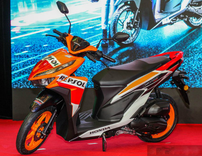 2018 Honda Vario 150 ở Indonesia là mẫu xe ngang cơ với 2018 Honda Click 150i tại Thái Lan. Cả hai mẫu xe này đều được thị trường Việt Nam yêu thích. Hiện tại 2018 Honda Vario 150 được nhập về thị trường Việt Nam cũng có giá suýt soát 70 triệu VNĐ. Ảnh phiên bản Repsol của Vario 150 vừa về Malaysia.